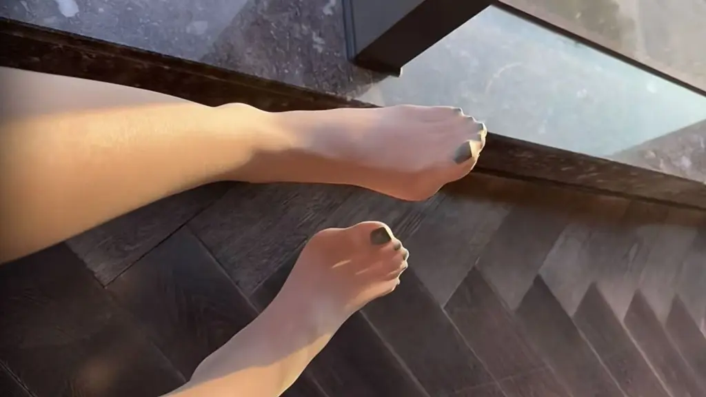 深圳丝足福田技师甜甜在窗边向客人展示