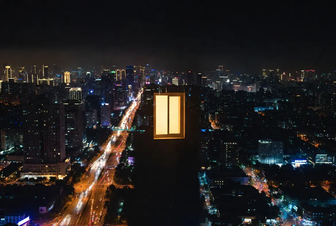 深圳丝足隐于闹市｜深南大道夜景中温暖私密窗口，精英卸下铠甲的温柔托付时刻