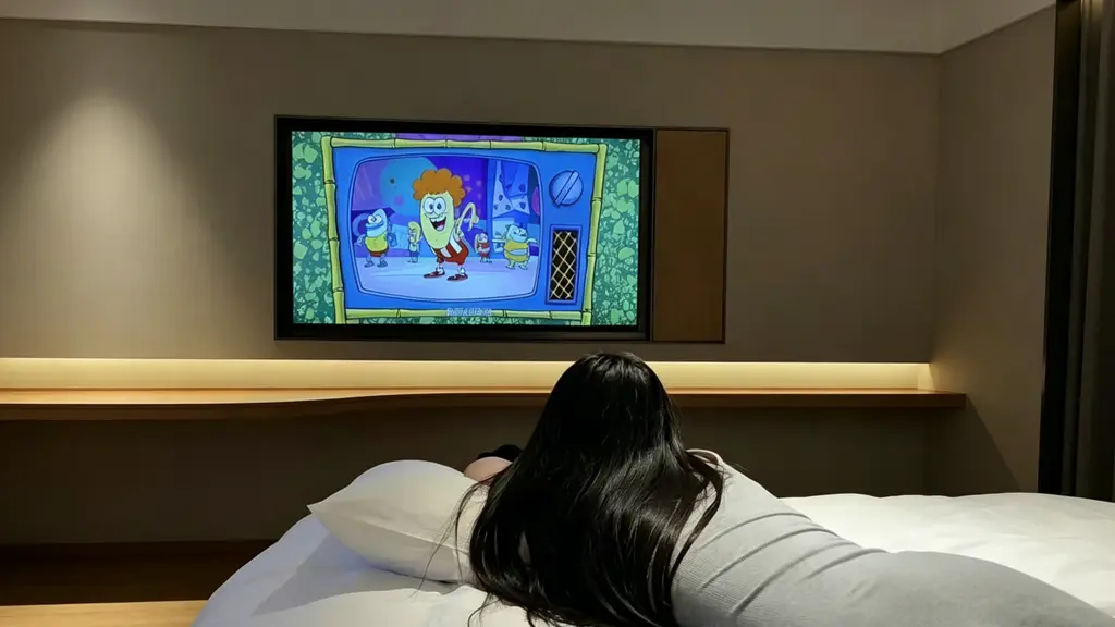 深圳丝足技师卸下职业武装，褪去高跟鞋后的私密恢复时光